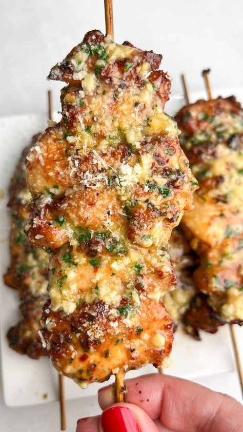 Garlic Parmesan Chicken Skewers, Garlic Parmesan Chicken, Parmesan Chicken, Läcker Mat, Bad Batch, Chicken Skewers, Deli Meat, Chicken Dishes Recipes, Garlic Parmesan