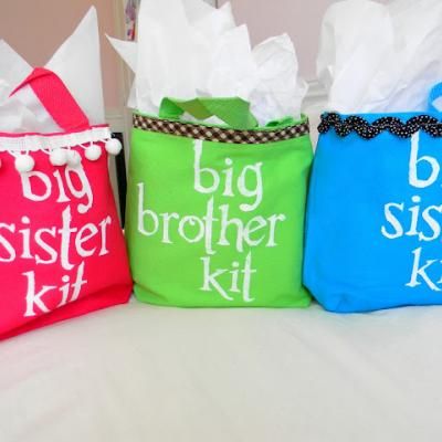 New Baby Big Sibling Kits Help older siblings feel special when they come to the hospital by surprising them with their own big brother or sister goodie bags.  These ones includes new t-shirts, snacks, and activities to keep them busy while visiting.  Laurel used freezer paper stenciling for the cute canvas bags. Big Sister Kit, Diy Babyshower, Boys Diy, Diy Baby Shower Gifts, Diy Bebe, Baby Shower Gifts For Boys, Shower Bebe, Gifts Baby, Baby Diy