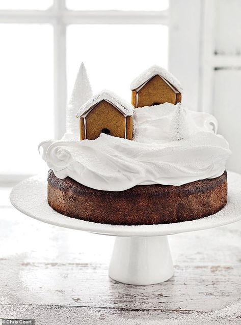 Gingerbread House Cake, Snow Cake, Easy Dessert Recipes Christmas, Bolo Vintage, Christmas Dessert Recipes, Showstopper Cakes, Best Christmas Desserts, Christmas Desserts Easy, Donna Hay