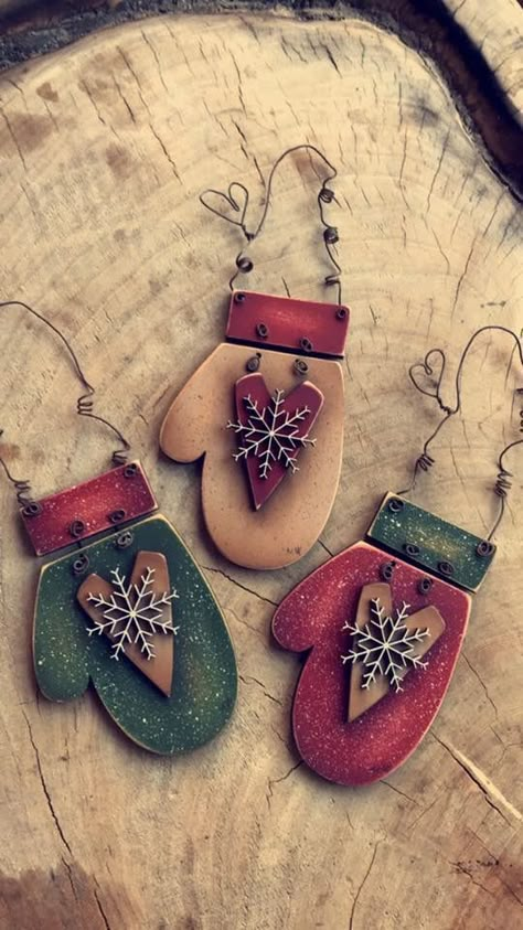 Christmas Wood Crafts To Sell Clogs & Mules, My Pins Saved Boards Crafts, Wooden Mittens, Christmas Decorations Diy, Christmas Wood Crafts, Primitive Crafts, Christmas Tree Decor, Navidad Christmas, Holiday Crafts Christmas