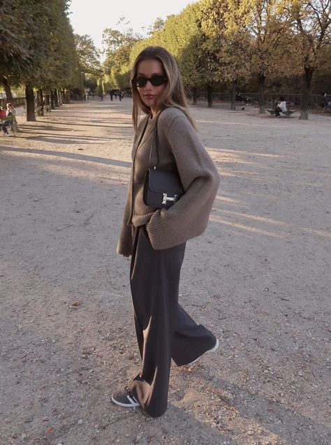 What To Wear In Paris: 15 Must-Have Items To Dress Like A Local Street Style Women Fall, Chanel Street Style, Parisian Style Outfit, November Outfits, Dress Like A Parisian, Street Style Fall Outfits, Estilo Indie, Paris Mode, Outfits 2023