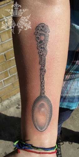 spoon tattoos are odd but they represent "spoon theory", somehow tied to fibromyalgia, so you see many fibro sufferers have these tattoos Antique Spoon Tattoo, Spoon Tattoo Ideas, Spoon Theory Tattoo, Spoonie Tattoo, Spoon Tattoo, Tattoo Food, Kings Tattoo, Spoon Theory, Food Tattoos