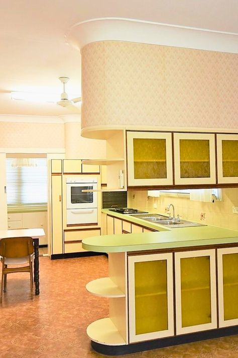 20 Perfect 1950s Kitchen Ideas for 2024 – The Crafty Hacks Old Hollywood Kitchen, 1950 Decor Interior Design, 50s Kitchen Cabinets, 50s Cabinets, Modern 50s Kitchen, 50s House Decor, 40s Interior Design, 1950 Kitchen Cabinets, 1950s Aesthetic Home