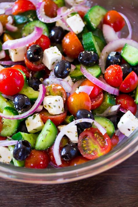 Greek Salad Best Greek Salad, Cooking Avocado, Salad Kale, Sommer Mad, Plats Healthy, Resep Salad, Greek Salad Recipes, Warm Salad, Avocado Salat