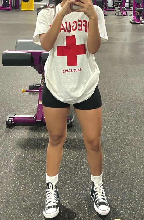 mirror pic of gym outfit and gym pump picture of quads Gym Outfit Aesthetic Oversized, Workout Outfits Converse, Gym Tees Women, Gym Fits Converse, Short Gym Girl, Gym Outfits With Converse, Workout Outfits With Converse, Athletic School Fits, Gym Wear Women Workout Outfits