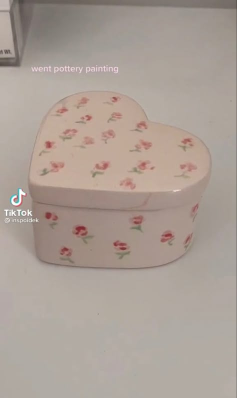 Painted Box Aesthetic, Aesthetic Box Painting, 3d Sculpture Ideas Clay, Pottery Painting Ideas Coquette, Pink Pottery Painting Ideas, Coquette Clay Ideas, Coquette Clay Art, Coquette Pottery Painting, Painted Box Ideas Aesthetic