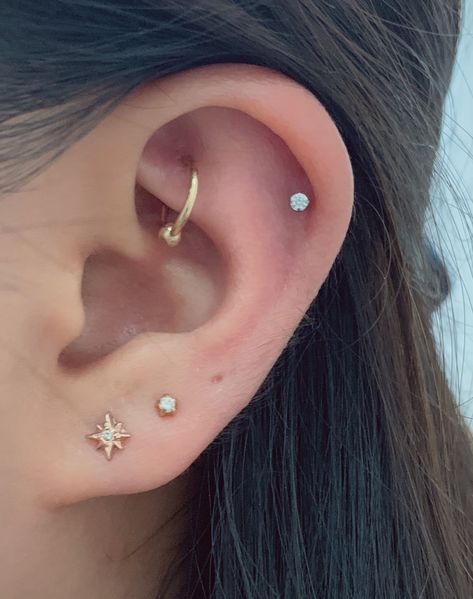 Ear Piercing Minimal, Rock Piercing Ear, Minimal Ear Piercings, Minimal Piercings, Rock Piercing, Piercing Placement, Ear Peircings, Earring Stack, Piercing Inspo