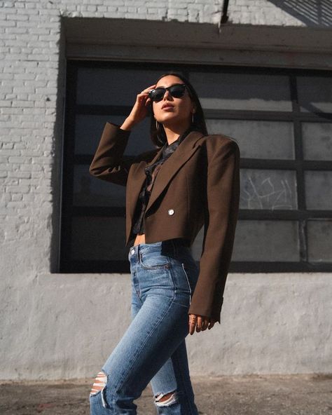 I Never Thought About This Trend, But It's Actually Incredibly Chic Blazer Outfits Street Style, Crop Blazer Outfit, Cropped Blazer Outfit, Crop Outerwear, Blazer Outfits For Women, Crop Blazer, Cropped Blazer, Blazer Outfits, Blazer Fashion