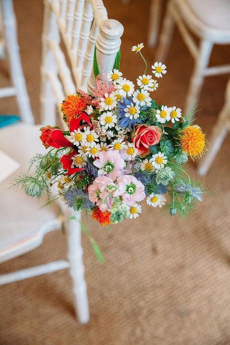 Summer Wedding Venues, Bright Wedding Flowers, Boda Mexicana, Wedding Aisle Decorations, Bright Wedding, Wedding Flowers Summer, Wedding Table Flowers, Ceremony Flowers, Aisle Decor