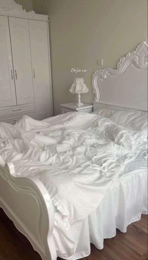 White Coquette Room, Vintage Closet Ideas, Princesscore Room, Old Fashioned Bedroom, Vintage Chic Bedroom, Heavenly Bedroom, French Room, Vasos Vintage, Muebles Shabby Chic