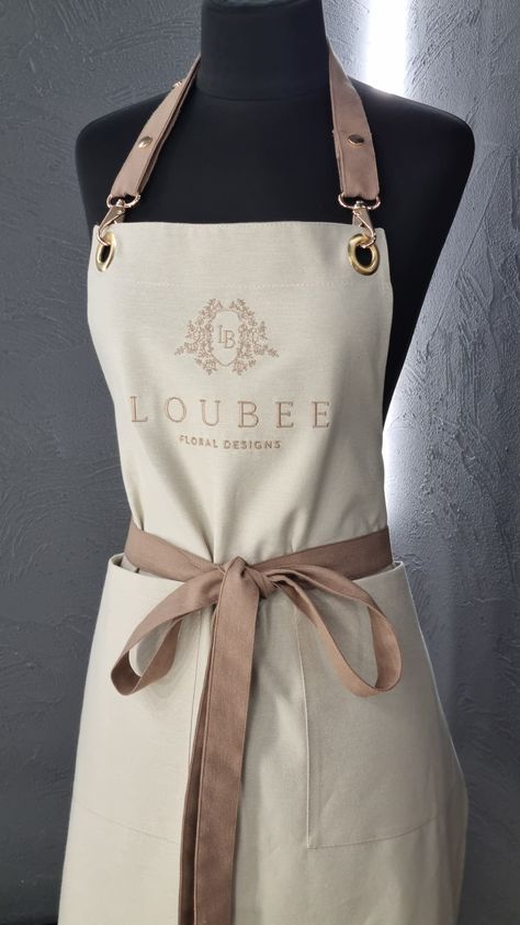 Cute Bakery Uniforms, Brown Apron Cafe, Catering Uniform Ideas, Custom Aprons For Women, Salon Staff Uniform, Cafe Staff Uniform, Cafe Uniform Aesthetic, Coffee Shop Uniform Ideas, Apron Designs Ideas