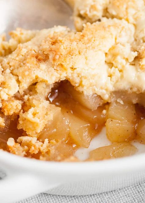 Apple Pie Filling Cobbler Recipes, Easy Apple Cobbler With Pie Filling, Apple Cobbler With Pie Filling, Cobbler With Bisquick, Authentic Tiramisu, Homemade Apple Cobbler, Easy Apple Cobbler, Apple Cobbler Easy, Crumble Recipes