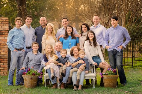 Summer Family Portraits, Large Family Photography, Extended Family Pictures, Large Family Portraits, Spring Family Pictures, Family Photo Outfit Ideas, Big Family Photos, Family Photo Outfit, Fam Pics