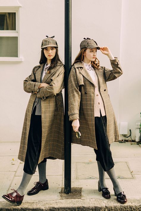 Sherlock Holmes Halloween Costume, Autumn Reference, Autumn Poses, Sherlock Holmes Costume, Detective Costume, Detective Outfit, Style Trench Coat, Arm Model, Patina Style