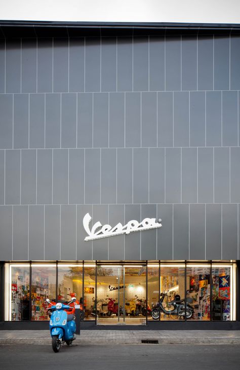 VESPA GALLERY / SUPERMACHINE STUDIO / BANGKOK, THAILAND Motorcycle Showroom Design, Vespa Shop, Bike Showroom, Scooters Vespa, Motorcycle Store, Scooter Shop, Retail Facade, Bicycle Decor, Showroom Interior Design