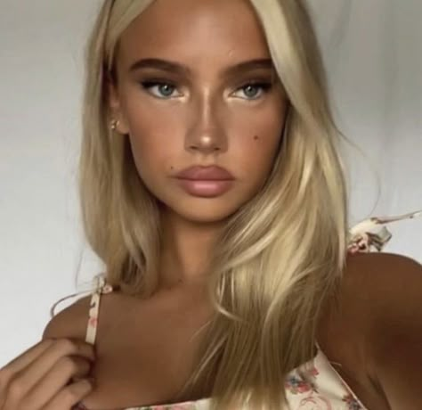 Honey Vanilla Blonde Hair, Soft Glam Makeup Blue Eyes, Soft Glowy Makeup, Emma Ellingsen, Bronzed Makeup, Bombshell Makeup, Estilo Madison Beer, Angel Makeup, Dag Make Up