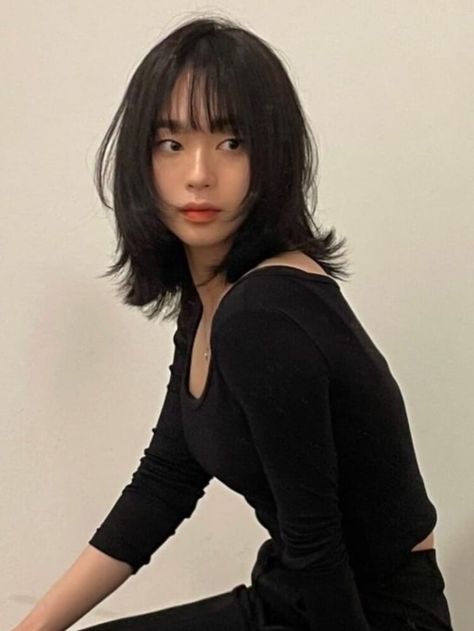 Korean shoulder length hair Black Short Hair Bangs, Medium Length Haircut With Bangs Korean, Face Frame With Bangs, Long Neck Haircut, Long Bob Wispy Bangs, Shoulder Length Korean Haircut, Hush Cut Shoulder Length, Long Bob Hairstyles Asian, Japanese Girl Haircut