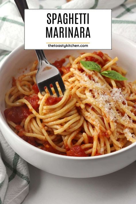 Spaghetti marinara recipe by The Toasty Kitchen. Spaghetti marinara is a simple, yet impressive, dish to make at home. Your favorite al dente pasta is tossed in a homemade marinara sauce made with high quality tomatoes, oregano, and garlic. #spaghettimarinara #spaghetti #marinara #homemade #dinnerideas #meatlessmonday #meatlessmeals Marinara Pasta Recipes, Spaghetti Marinara Recipe, Freezing Cooked Pasta, Spaghetti With Marinara Sauce, Marinara Sauce From Scratch, Spaghetti Marinara, Marzano Tomatoes, Homemade Marinara Sauce, Marinara Recipe