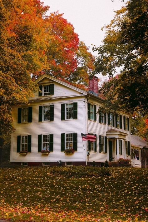 East Coast Aesthetic, Fall Pinterest, All Shall Be Well, Spooky Halloween Pictures, Fall Cottage, England Aesthetic, October Sky, Cabin Aesthetic, American Barn