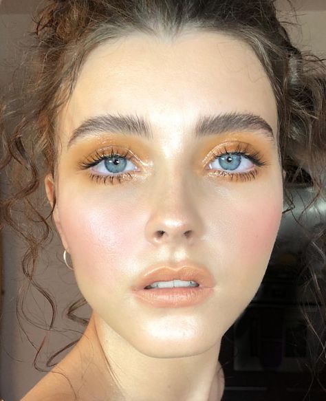 Maquiagem natural com olhos e bochechas marcadas Editorial Make-up, 70s Makeup, Yellow Eyeshadow, 2019 Makeup, Beauty Make-up, Makeup Guide, Editorial Makeup, Makeup Goals, Prom Makeup