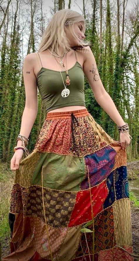 Looks Hippie, Estilo Hippie Chic, Stile Boho Chic, Haine Diy, Hippie Lifestyle, Ethno Style, Floral Print Midi Skirt, Estilo Hippy, Mode Hippie