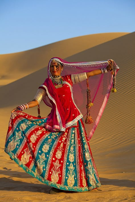 Rajasthani Outfit, Indian Classical Dancer, Dance Forms, Dance Of India, Thar Desert, Rajasthani Dress, Rajasthani Art, Dancer Pose, Amazing India