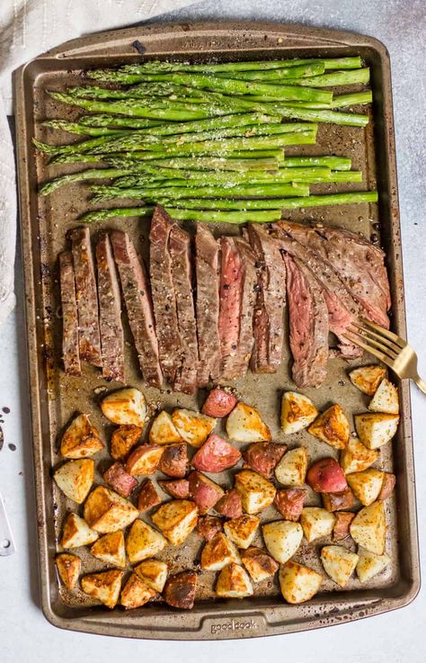 Potato Sheet Pan Dinner, Parmesan Crusted Steak, Potato Sheet Pan, Crusted Steak, Resep Steak, Arbonne Recipes, Easy Steak Recipes, Pasti Sani, Pan Dinners