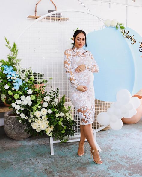 White Baby Shower Dresses, Maternity Dresses For Baby Shower, Couple Pregnancy Photoshoot, Baby Shower Photography, Bohemian Baby Shower, White Baby Showers, Shower Outfits, Baby Shower Outfit, Stylish Maternity Outfits