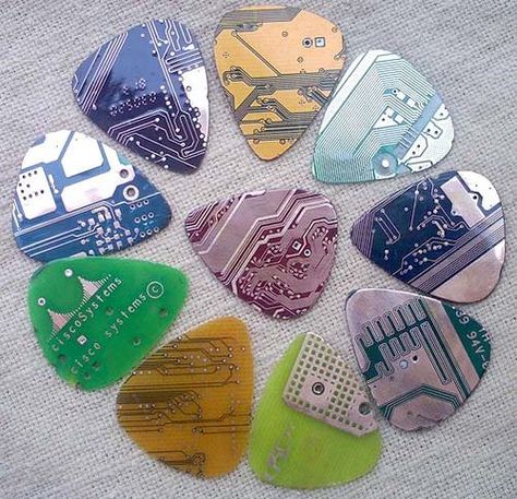 Cool Guitar Picks, Guitar Pick Jewelry, Guitar Pics, Board Art, Deco Originale, Guitar Art, Guitar Design, Guitar Picks, Electronic Art