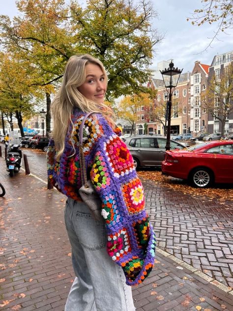 Crochet Granny Jacket, Fitted Crochet Top, Knit Street Style, Crochet Summer Outfits, Squared Clothes, Sweater Designs, Mode Crochet, Colorful Crochet, Estilo Hippie