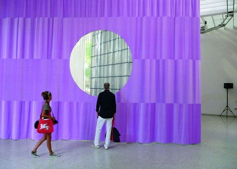 The moving curtain of Petra Blaisse in the Dutch pavilion. Petra Blaisse, Architecture Biennale, Material Trend, Venice Architecture, Fabric Installation, Curtain Installation, David Chipperfield, Pop Up Restaurant, Set Design Theatre