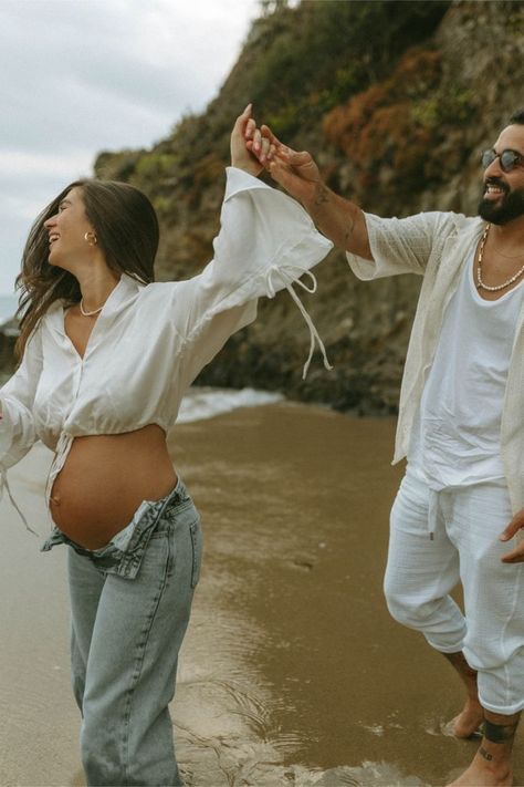 Maternity Shoot Beach, Beach Maternity Pictures, Photo Shoot Poses, Pregnancy Photo Shoot, Maternity Photography Poses Outdoors, Maternity Photography Poses Couple, Outdoor Maternity Photos, Maternity Photo Outfits, Pregnancy Photos Couples