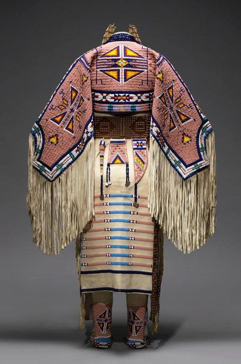 Native American Dress, Earth And Sky, Native American Regalia, Native Dress, Native American Clothing, Plains Indians, Estilo Hippie, Native American Artifacts, Native American Beadwork