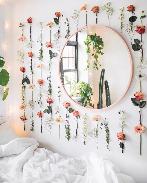 Dorm room decor can be bleak. We're here to help: Here are our favorite ways to dress up bland or ugly walls. From the sentimental to the stylish, these temporary fixes make a big statement. Dorm Color Schemes, Dorm Colors, Girl College Dorms, Teenage Room Decor, Freshman Dorm, College Dorm Decor, Student Dorm, Dorm Room Walls, Cute Dorm Rooms