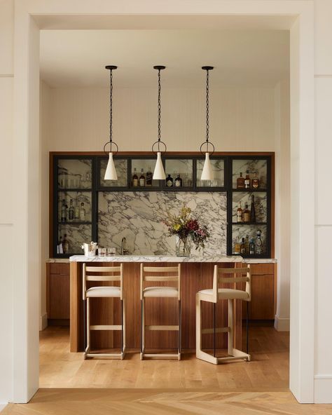 Emily Del Bello Interiors on Instagram: “TGIF • Dreaming of cocktails in this sunken bar room • designed by @emilydelbellointeriors . . . . Photo @gievesanderson Styling…” Basement Kitchen Bar, Bar Room Design, Long Island House, Kitchen With Marble, Modern Pendant Lighting, Home Bar Design, Open Concept Home, Basement Kitchen, Steel Shelving