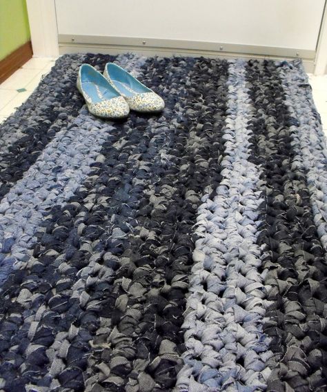 Denim Rug... Gonna have to do this no sew denim rug! May even try bleaching and dyeing the denim first to make some kiddo specific! Diy Destroyed Jeans, Twining Weaving, Blue Jean Rug, Sew Denim, Giant Blanket, Återvinna Jeans, Denim Rag Rugs, Modern Haken, Rag Rug Diy