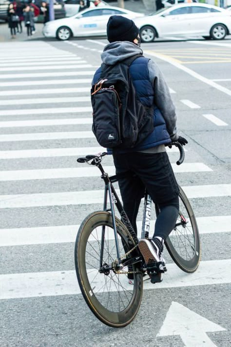 City Biking Aesthetic, Bike Messenger Style, Person On Bike, Urban Cycling Fashion, Bike Commuter Style, Urban Bike Style, Bike Night, Urban Bicycle, Bike Messenger