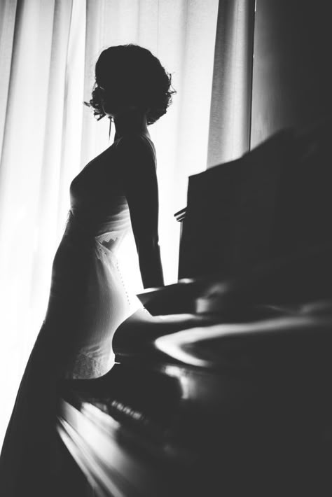 Piano Photoshoot, Piano Photography, Piano Photo, Piano Girl, Piano Art, Photo Class, Portrait Photography Women, Black And White Pictures, Photography Women