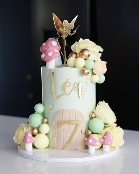 💚💛 Tinkerbell 💛💚 Topper, name & number charm: @rowanandcocreative Board: @olbaa_cake_box . . . #tinkerbellcake #tinkerbellcaketopper #tinkerbellparty #luxurycakeskent #kentcakes #kentmums #sevenoaksmums #sevenoakscakes #cakedesign #cakedecorating #cakefluencer #cakeinspiration #buttercreamcake #girlscakes #childrenscakes #londoncakes #londonmums #londoncakemaker #kentcakemaker Tinkerbell Cake Ideas, Tinkerbell Cake Topper, Modern Cake Stand, Tinkerbell Birthday Cakes, Tinkerbell Birthday, Tinkerbell Cake, Topper Name, Vintage Birthday Cakes, London Cake