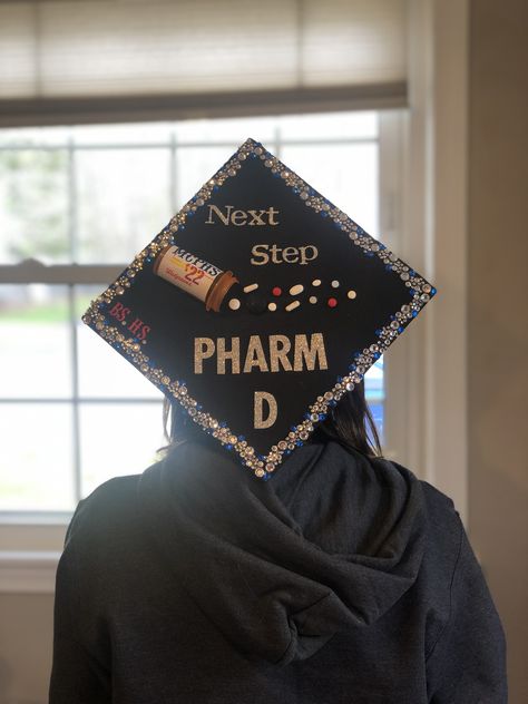 Pharmacy Cap Ideas, Cap Decoration Graduation Pharmacy, Pharmd Graduation Pictures, Graduation Cap Designs Pharmacy, Pharmacist Graduation Pictures, Pharmd Graduation Party, Pharmacy Cake, Neet Aspirant, Pharmacist Graduation