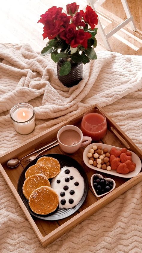 Cozy, sweet breakfast in bed witz coffe, juice, Chocolate bites, Cookies, Pancakes and Joghurt with blueberrys served on a beautiful cute tablet. A candle and red roses for the ambiente. Makes everyone Happy - good food is a good mood. Breakfast In Bed For Girlfriend, Cozy Bed And Breakfast, Breakfast In Bed Ideas For Boyfriend, Blueberries Cookies, Breakfast In Bed Aesthetic, Romantic Breakfast In Bed, Romantic Dinner Tables, Energy Update, Romantic Breakfast