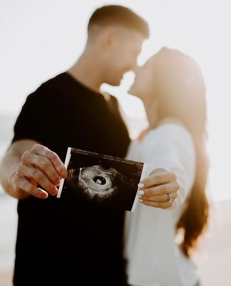 Sonogram Pregnancy Announcement, Pregnancy Announcement Photography, Vom Avea Un Copil, Pregnancy Announcement Pictures, Baby Bump Photoshoot, Couple Pose Ideas, Pregnancy Announcement Photoshoot, Baby Bump Pictures, Baby Announcement Photoshoot