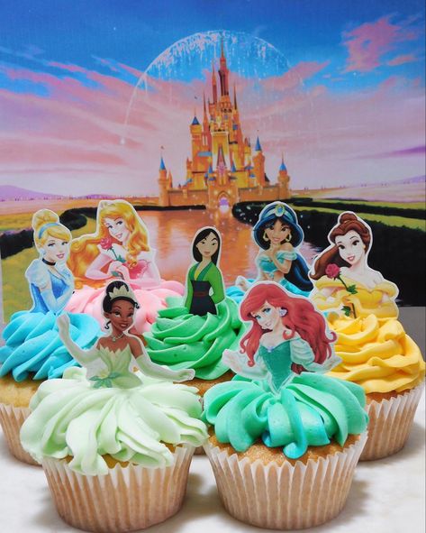 Princess Birthday Cupcakes, Princess Cupcake Cake, Cupcakes Princesas, Kids Party Cups, Princess Cupcake Dress, Disney Princess Birthday Cakes, Disney Princess Cupcakes, Torte Creative, Superhero Cupcakes