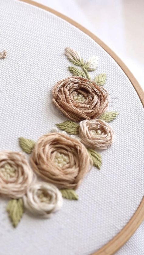 Wheel Stitch Embroidery, Woven Wheel Stitch, Embroidery Patterns Flowers, Basic Hand Embroidery Stitches, Simple Hand Embroidery Patterns, Patterns Flowers, Pola Bordir, Ribbon Embroidery Tutorial, Diy Embroidery Designs