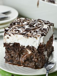 Marshmallow Chocolate Poke Cake - OMG Chocolate Desserts Marshmallow Chocolate, Chocolate Poke Cake, Decadent Chocolate Desserts, Easy Dessert Recipe, Dessert Simple, Poke Cake Recipes, Decadent Chocolate Cake, Poke Cakes, Chocolate Marshmallows