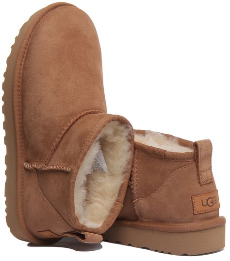 The Classic Ultra Mini updates Ugg’s most iconic silhouette with a lower shaft height, adding easy on-off and enhanced versatility. Pre-treated to keep it looking better for longer, this classic features everything you love about the original: signature sheepskin upper, ultra-soft UGGplush lining, and a flexible, lightweight sole. Wear with virtually anything, the styling options are endless. Uggs Mini, Cute Uggs, Ugg Ultra Mini, Pretty Shoes Sneakers, Ugg Mini, Shoes Outfit Fashion, Girly Shoes, Shoe Inspo, Ugg Classic