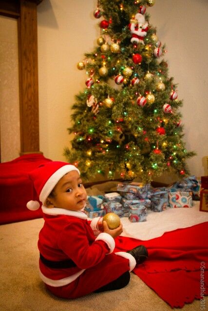 11 months old little santa Elf On The Shelf Baby, Christmas Baby Pictures, Baby Elf, Monthly Baby Pictures, Monthly Baby Photos, Xmas Pictures, Xmas Photos, Christmas Photography, Old Christmas