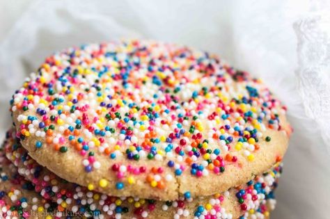 Mexican cookies with sprinkles (Galletas)  Ingredients:  1.5 cups of butter 1 cup of superfine sugar 1.5 cups of all-purpose flour ¾ cup almond flour ½ teaspoon vanilla extract Rainbow sprinkles (nonpareils) Yellow food coloring (optional) Sprinkle Cookies Recipe, Mexican Bakery, Mexican Cookies, Mexican Pastries, Mexican Sweet Breads, Mexican Bread, Vegan Mexican Recipes, Mexican Dessert Recipes, Sweet Dips