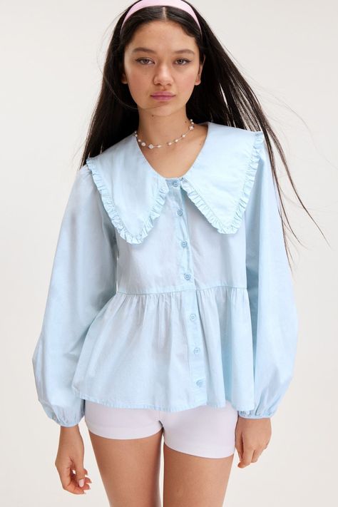 Frill Collar Blouse, Wide Collar Blouse, Modest Blouse Designs, Peplum Design, Low Rise Trousers, Pretty Dresses Casual, Frill Shirt, Peplum Designs, Frill Collar