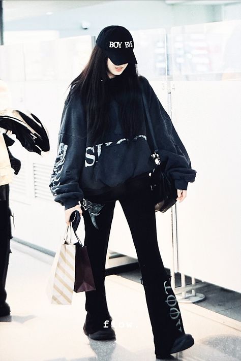 Hot Outfit Ideas, Giselle Aespa, 가을 패션, Hot Outfits, Airport Style, Airport Outfit, Blackpink Fashion, Kpop Outfits, Unique Outfits